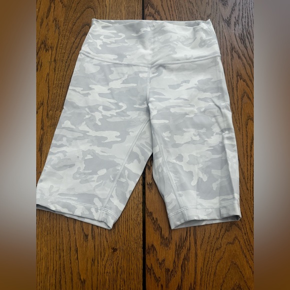 Lululemon Women's Size 8 Camo Ribbed Wunder Under Biker Shorts - Picture 1 of 5